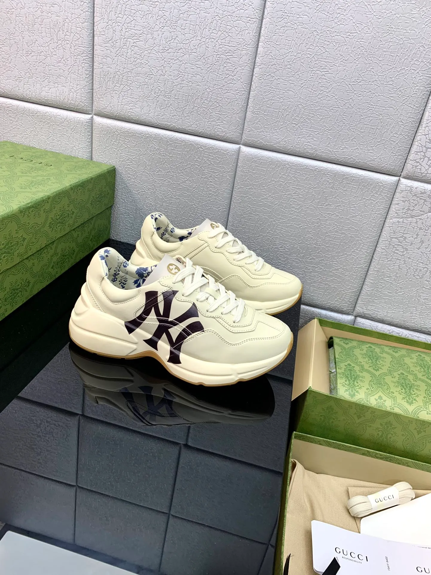 👟👟Ex-factory price 480👟👟 Gucci dad shoes for couples, distressed leather horn-shaped retro jogging shoes. The Balenciaga grandpa trend has subsided, ushering in GUCCI dad shoes, the trend leader in the fashion industry. The original shoes are molded and the original last is made by the Italian handmade foundry! [Gucci original dad shoes] Original surface: imported calfskin! Lining: Grade A hybrid lambskin! Outsole: The highest restoration sole. TPU material plus wear-resistant foam (anti-wear cushioning) ivory leather has been processed with an old-fashioned effect. The sole is 5cm high! The comfort level is excellent, killing all high-end versions on the market! Original logo outsole! 👣Size: Women’s size 35-40. Men's size 38-45. Women's heel with 🈚️logo! Men's heel with 🈶️logo!